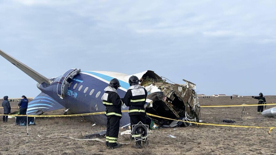 Fuentes del Gobierno azerbaiyano afirman que avión de AZAL fue alcanzado por un misil ruso