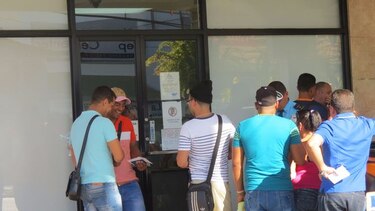 Migrantes cubanos compran boletos en David para viajar a México