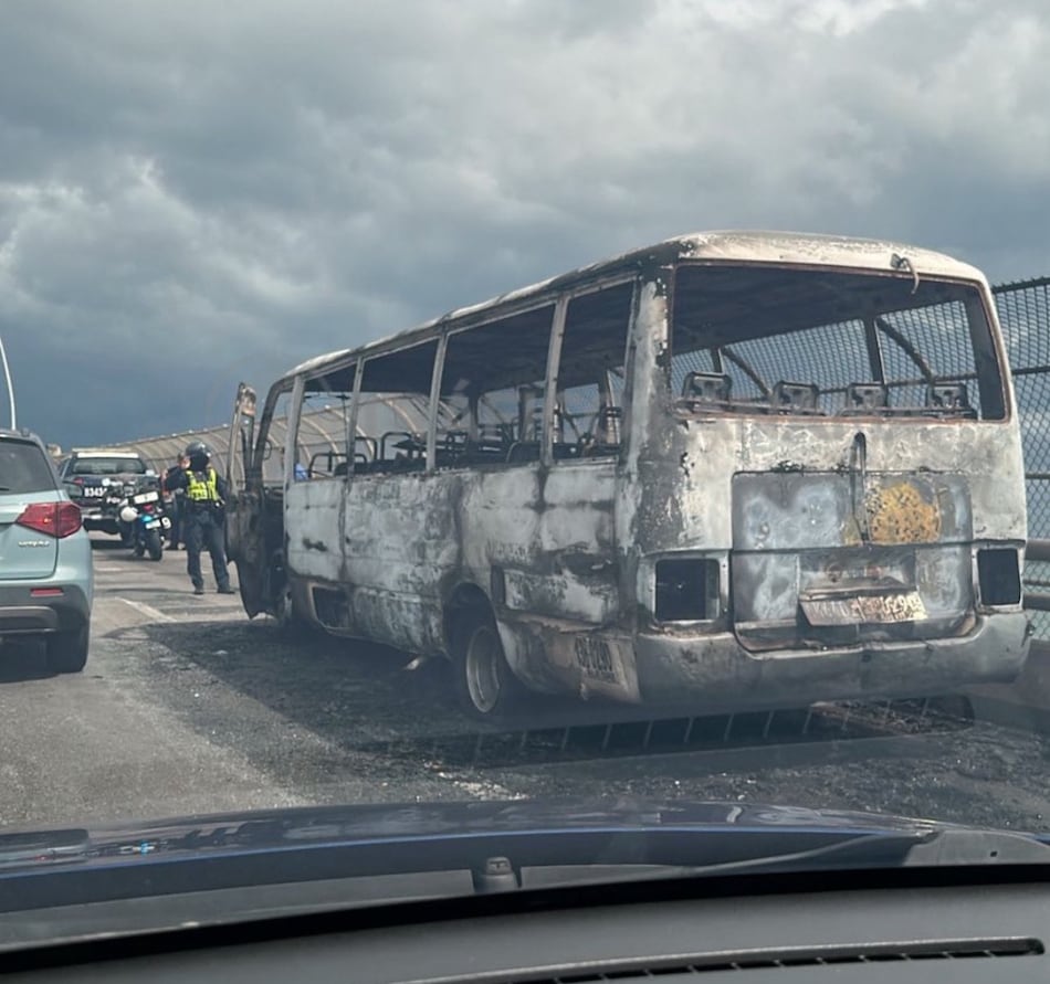 Investigan causas del incendio de un bus en el Puente de las Américas