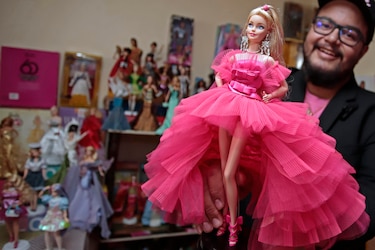Un médico mexicano presume de una colección de más de 200 muñecas de Barbie