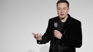 Elon Musk revela un prototipo de robot humanoide que riega las plantas