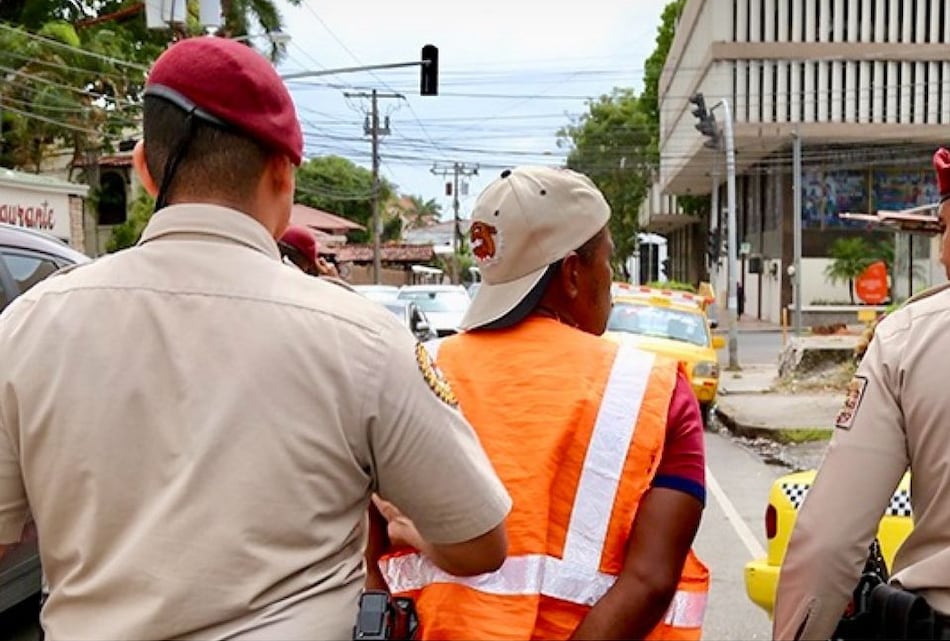 Van 33 ‘bien cuidao’ fuera de circulación, alega alcalde Mayer Mizrachi; hay operativo en Atlapa