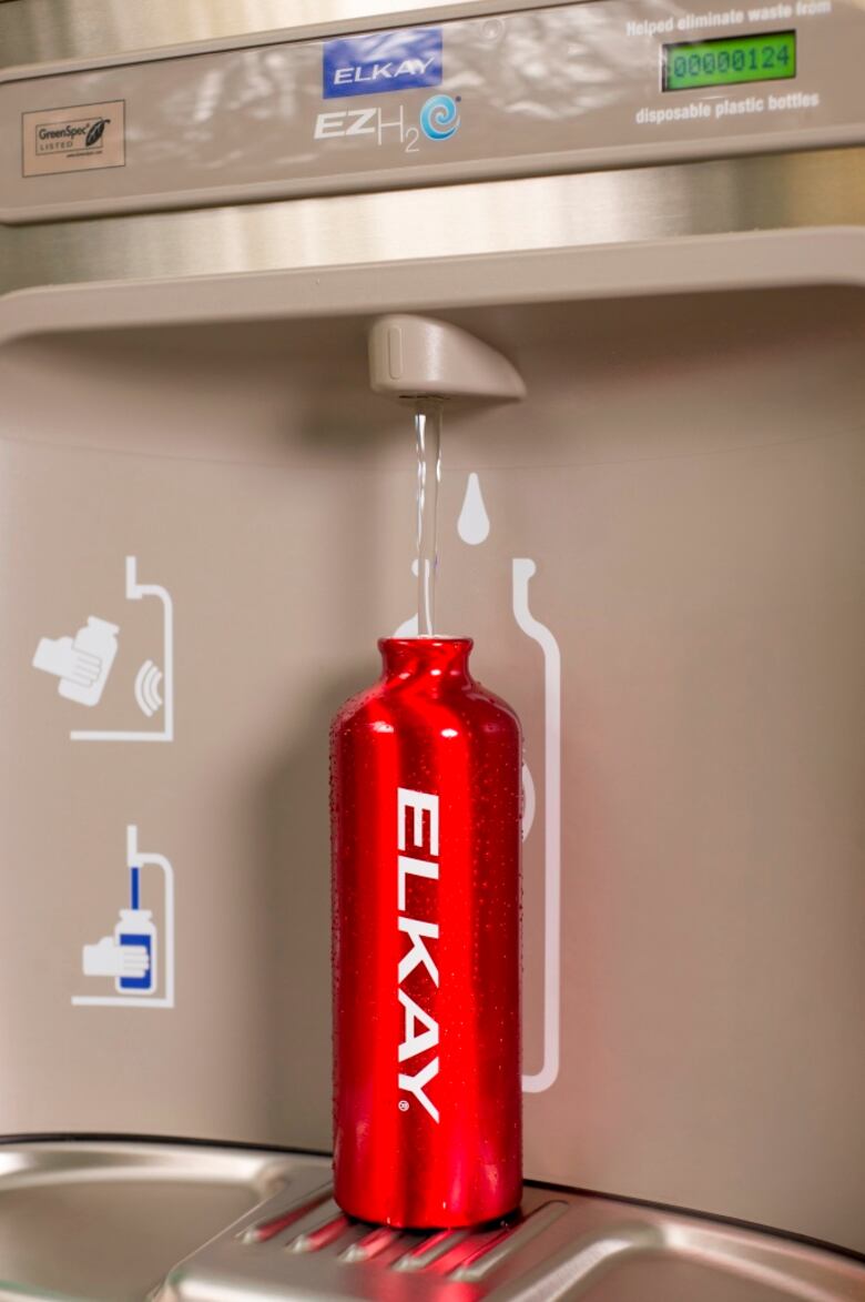 Evita la contaminación por plástico, utiliza fuentes de agua con llenador de botellas