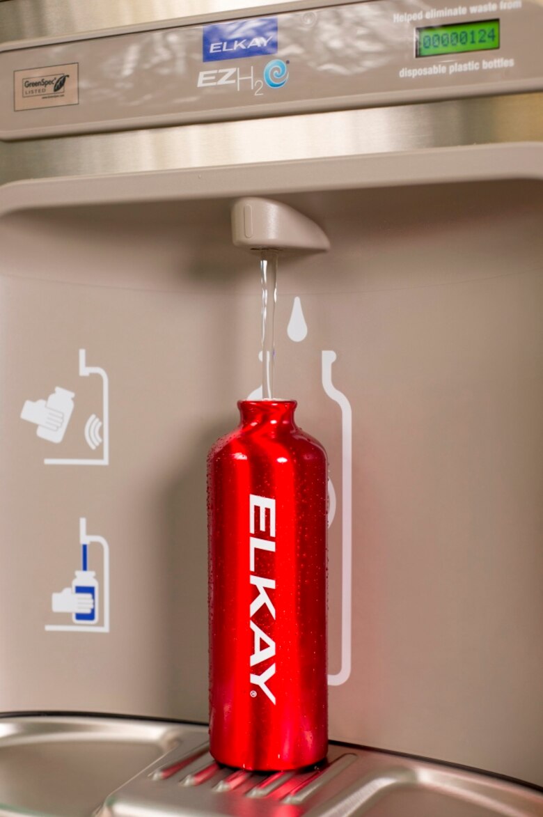 Evita la contaminación por plástico, utiliza fuentes de agua con llenador de botellas