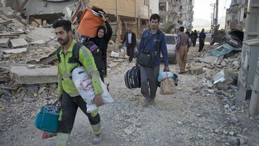 Potente sismo entre Irán e Irak deja más de 330 muertos