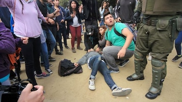Michelle Bachelet condena el asesinato de dos estudiantes