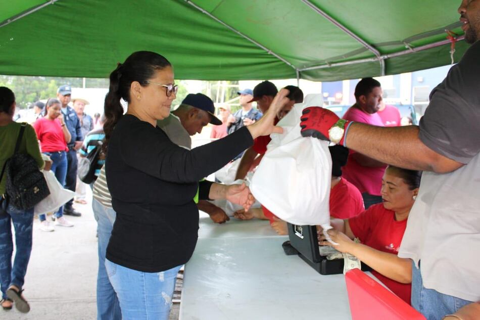 IMA comercializa 12 mil 500 jamones en Herrera