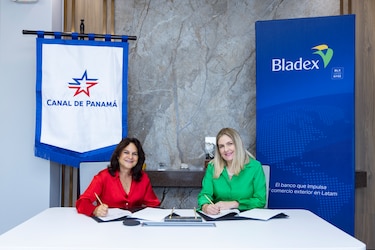 El Canal de Panamá y Bladex firman alianza para el desarrollo sostenible