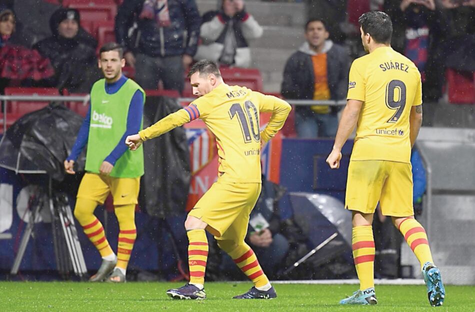 Messi devuelve al Barcelona al liderato tras choque épico