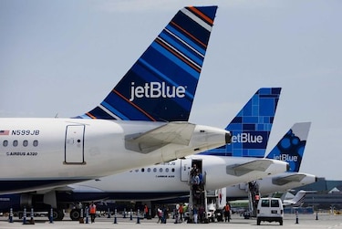 Vuelos comerciales a Cuba, un problema para charters y 'mulas' que llevan paquetes