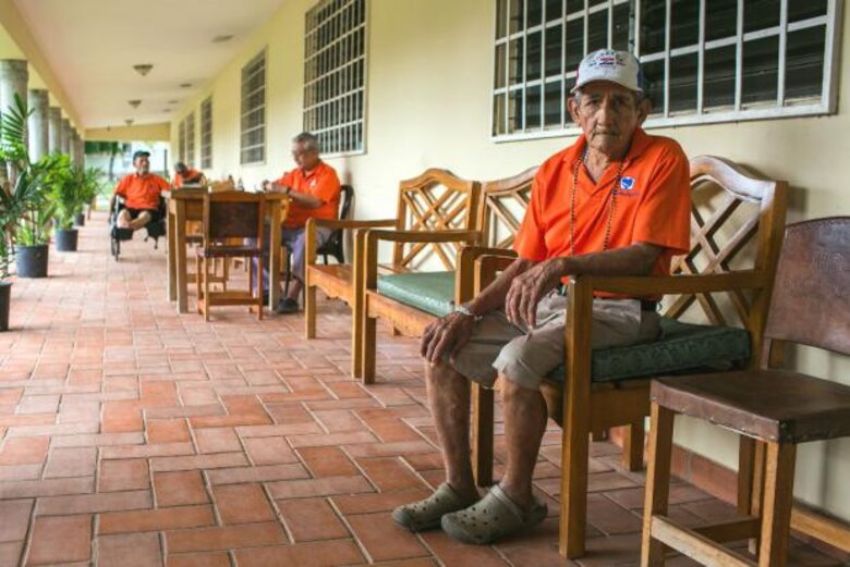 Entrega de luz y vida para ancianos desprotegidos