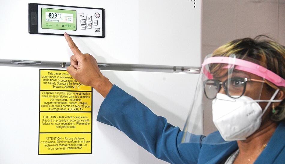 Congeladores para vacunas: una compra desconcertante