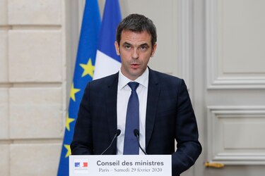 Francia anula ‘eventos’ de más de 5 mil personas en lugares cerrados