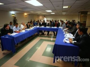 Mesa de diálogo por ley 30 acuerda evitar las comisiones paralelas