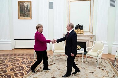 Merkel y Putin llaman a reducir la tensión en Libia y a una conferencia de paz