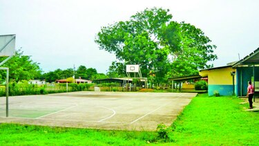 Piden construcción de techo para cancha de escuela santeña