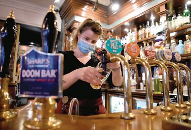 Preocupación en pubs ingleses por confinamiento