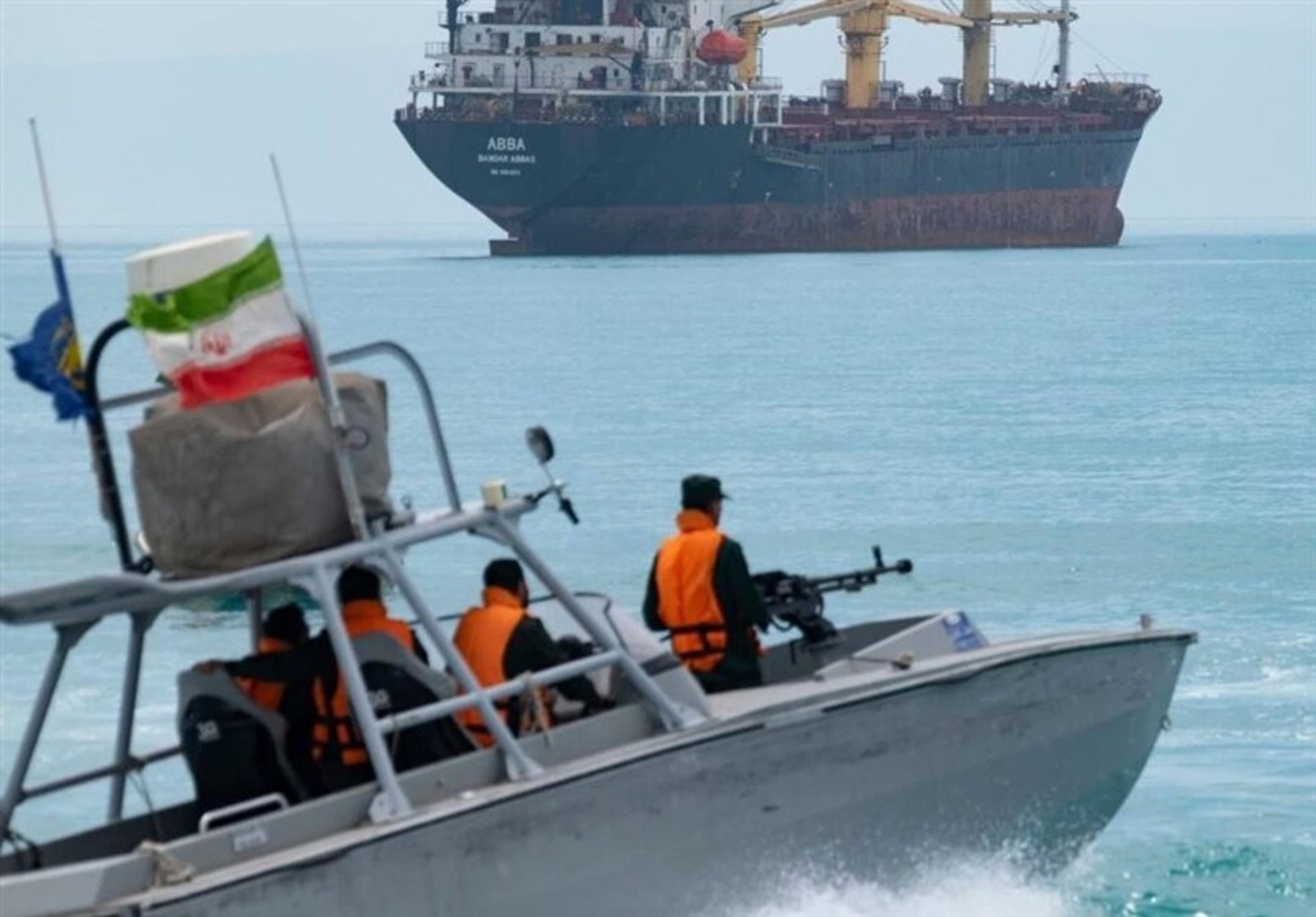 Irán responde a Estados Unidos con ataques a portaviones y a embarcaciones en el estrecho de Ormuz