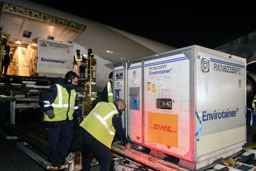 Confinada, Argentina recibe 1.6 millones más de vacunas anticovid