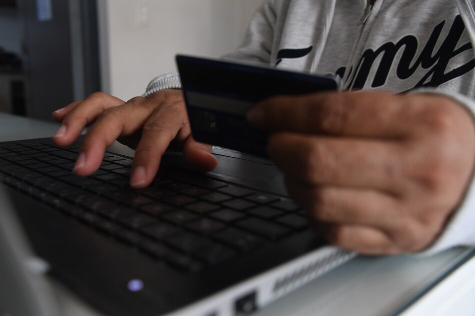 Panameños están usando más las tarjetas de crédito, mientras vuelven a subir las tasas