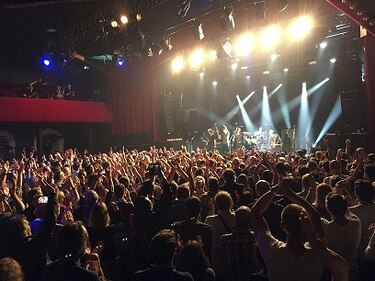 Un año después de los atentados, el Bataclan renació con la voz de Sting
