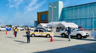 Se inicia la vacunación con  AstraZeneca en el autoexpress instalado en Santiago