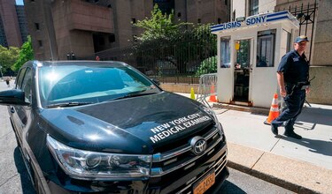 Cambian a director de prisión y suspenden a dos guardias por muerte de multimillonario Jeffrey Epstein