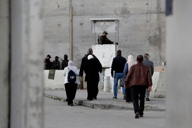 Unos 80,000 musulmanes rezan en la Explanada de las Mezquitas en primer viernes de Ramadán