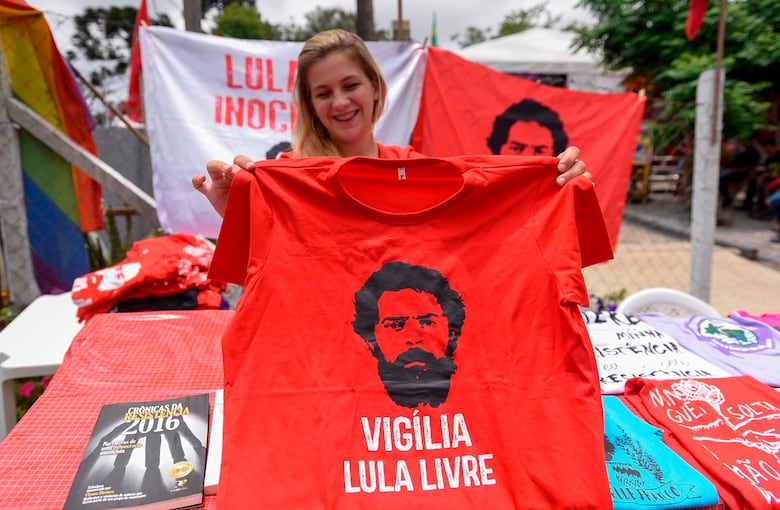 Lula salió de la cárcel, ovacionado por sus partidarios