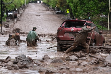 Decretan estado de catástrofe en zona este de Santiago de Chile, arrasada por torrente de agua