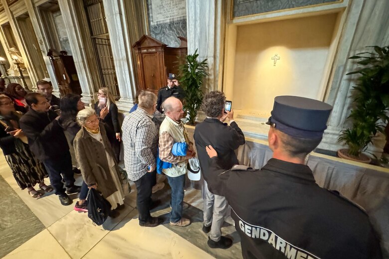 Unas 20,000 personas han pasado por Santa María la Mayor para ver la tumba de Francisco