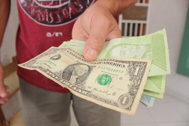 Moneda venezolana se devalúa 73% frente al dólar