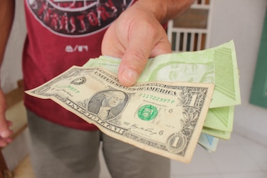 Moneda venezolana se devalúa 73% frente al dólar