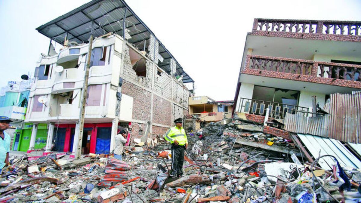 Un policía camina sobre los escombros de un poblado en la ciudad de Pedernales, una de las zonas más golpeadas por el seismo del sábado.