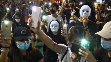 Manifestantes con máscaras desafían al gobierno de Hong Kong