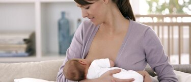 Alimentación con leche materna no debe suspenderse, pero se tienen que tomar medidas contra el Covid-19, dice Minsa