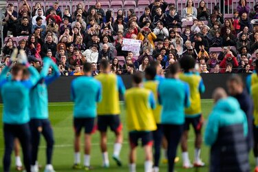 El Barça se entrena en el Spotify Camp Nou ante más de 15 mil espectadores