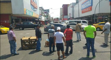 Policía detiene a buhoneros en Calidonia por cerrar avenida Central