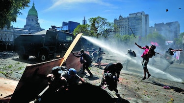 Reanudan debate en medio de protestas