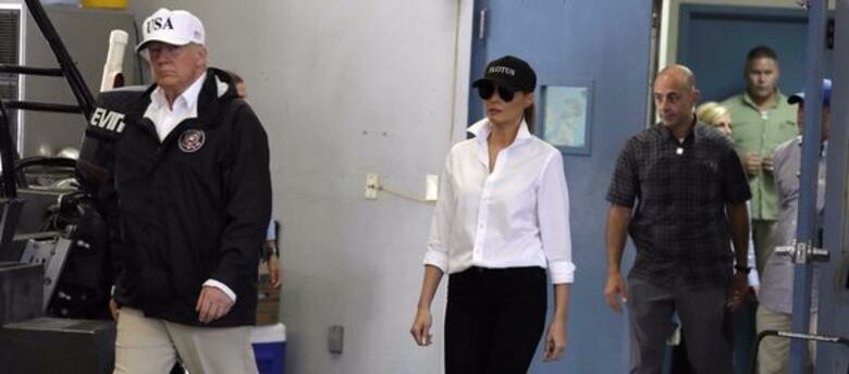 Melania Trump impacta con su ‘look’ para visitar las áreas inundadas por Harvey