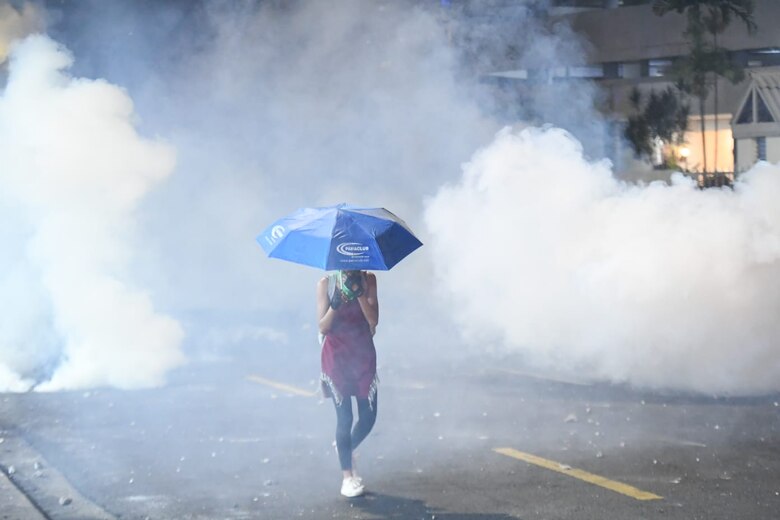 Los periodistas no se salvan de los perdigones y gases lacrimógenos