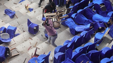 Aficionados indignados lanzan sillas y botellas en un evento de Messi en India