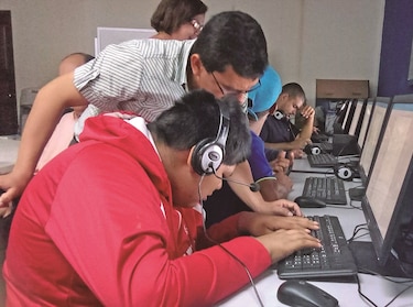Se inicia proceso para rehabilitar a adultos con discapacidad visual 