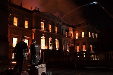 Incendio devora el Museo Nacional de Río de Janeiro
