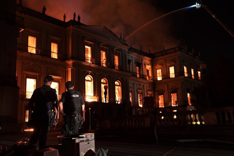 Incendio devora el Museo Nacional de Río de Janeiro