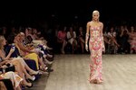 El diseñador Naeem Khan envolvió la pasarela panameña con brillo