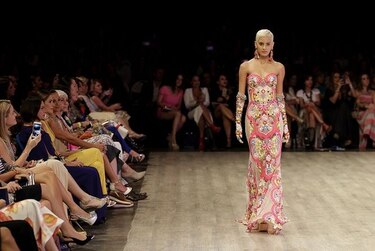 El diseñador Naeem Khan envolvió la pasarela panameña con brillo