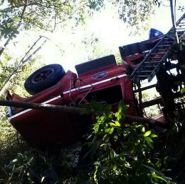 Bomberos heridos tras vuelco de camión en San Carlos
