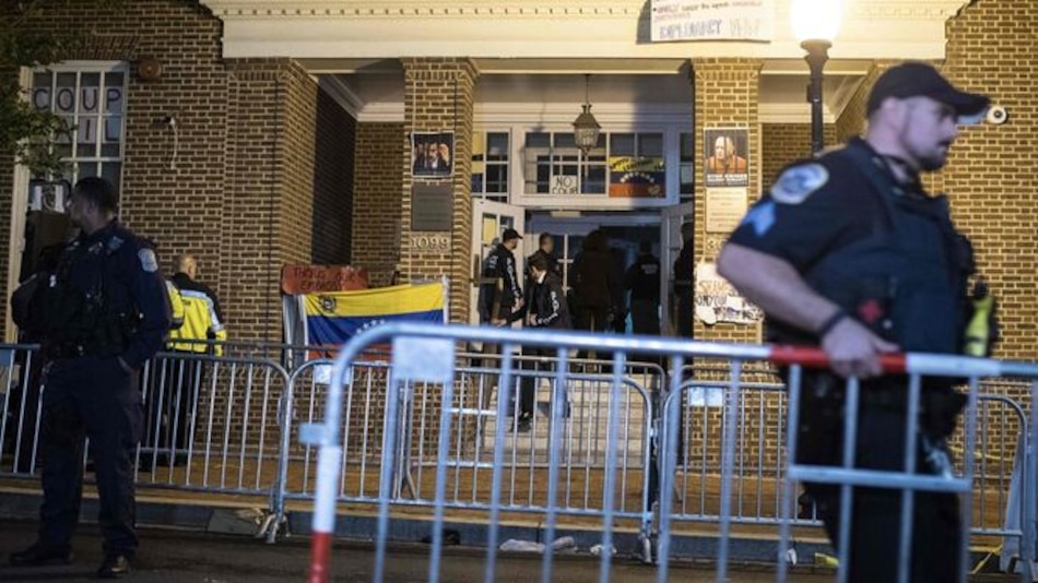 Comienza operativo para desalojar embajada de Venezuela en Estados Unidos, tomada por activistas