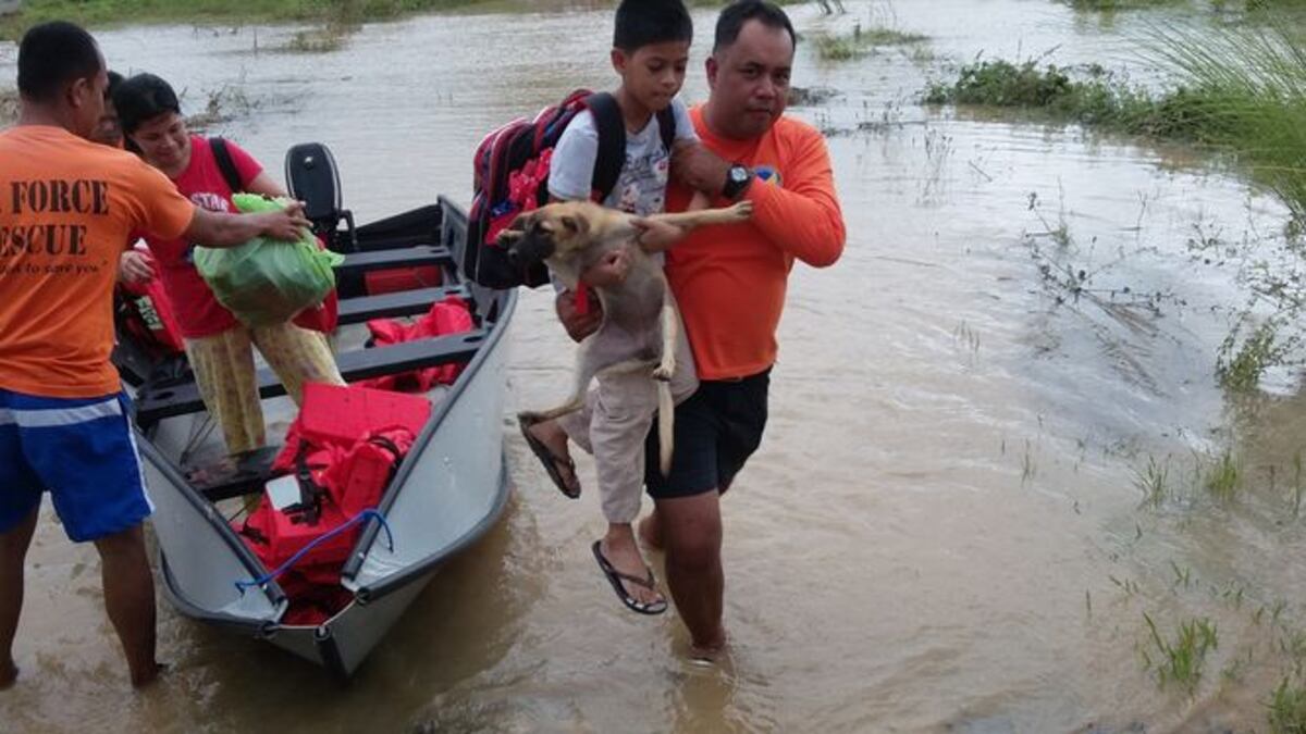Al menos 16 muertos por el paso del tifón 'Koppu' por Filipinas